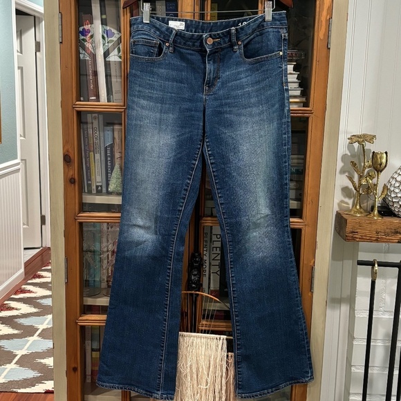 Gap 1969 Curvy Medium Wash, Stretch Straight Leg Jeans, Size 30R - Picture 1 of 16